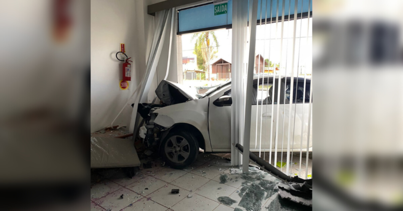 Motorista invade consult&oacute;rio e abandona carro com a fam&iacute;lia ferida no Sul de SC – Foto: PMSC/Divulga&ccedil;&atilde;o/ND