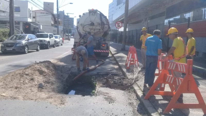 &Aacute;gua acumulada foi drenada de buraco, que foi tapado e agora espera pela revitaliza&ccedil;&atilde;o do asfalto – Foto: PMF/Divulga&ccedil;&atilde;o/ND