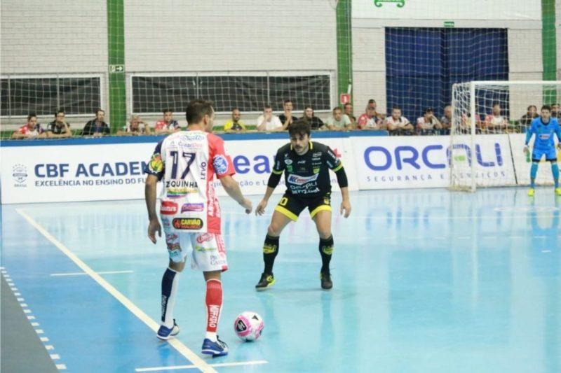 Jaragu&aacute; conquistou a primeira vit&oacute;ria na Liga Nacional ao derrotar o atual campe&atilde;o – Foto: Daniel Malucelli/Divulga&ccedil;&atilde;o/ND