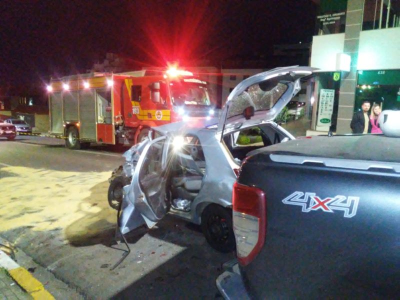 Motorista ficou preso &agrave;s ferragens. – Foto: CBM/Divulga&ccedil;&atilde;o/ND