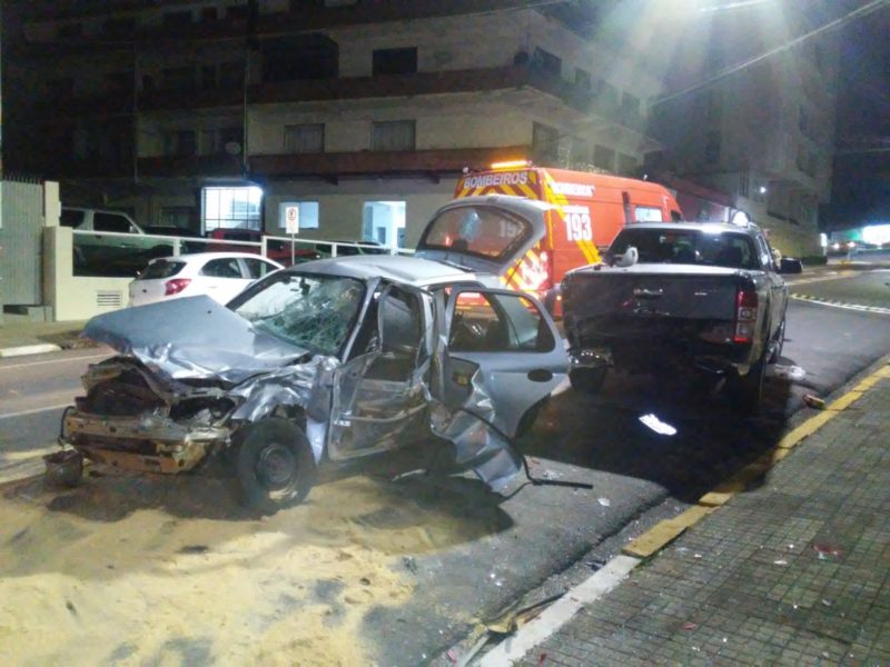 &Oacute;leo do motor vazou sobre a via. – Foto: CBM/Divulga&ccedil;&atilde;o/ND