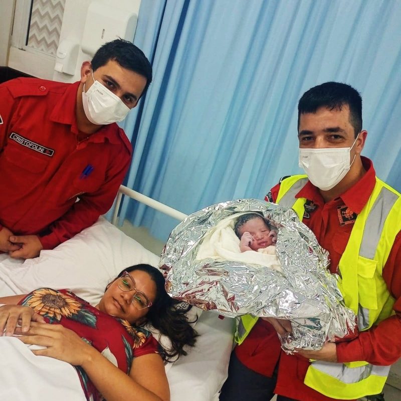 O bebê nasceu em casa antes dos bombeiros chegarem no local – Foto: CBVI/Divulgação