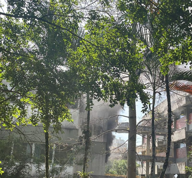 fumaça saindo do prédio da UFSC
