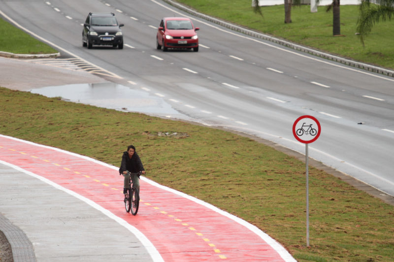 Moradores da regi&atilde;o t&ecirc;m utilizado a nova ciclovia – Foto: Leo Munhoz/ND