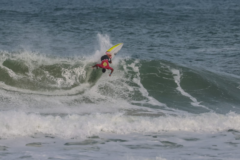 Deyvson Santos de cabe&ccedil;a pra baixo nas ondas da Ferrugem, garantiu vaga para a terceira fase – Foto: smorigo/ND