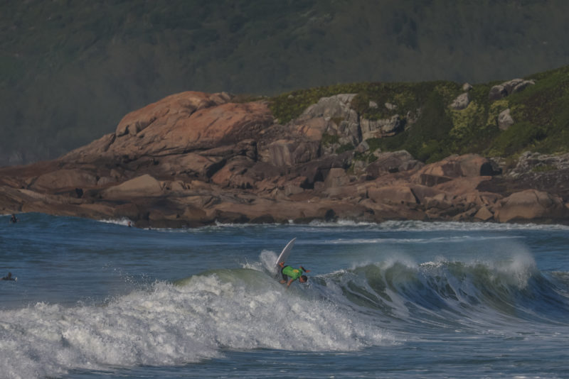 Lucas Silveira foi outro nome que chamou a aten&ccedil;&atilde;o dos ju&iacute;zes no primeiro dia de disputas na Ferrugem – Foto: smorigo/ND