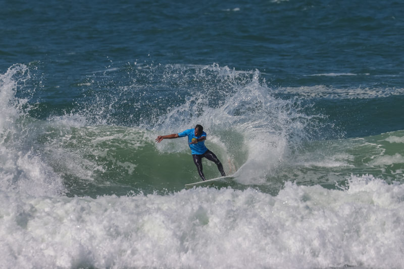 O cearense Messias F&eacute;lix entra no mar na primeira bateria da sexta-feira – Foto: smorigo/ND