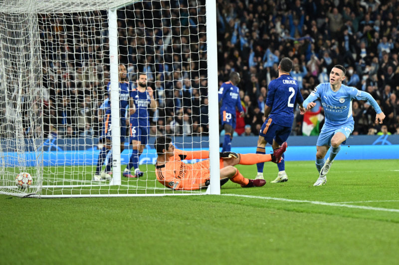 Phil Foden sai para comemorar o quarto gol do Manchester City &#8211; Foto: Oli SCARFF/AFP/ND
