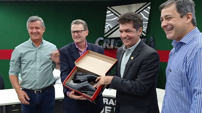 O agora ex-secret&aacute;rio de sa&uacute;de recebeu sapatos de presente ao deixar a pasta – Foto: Divulga&ccedil;&atilde;o/ND