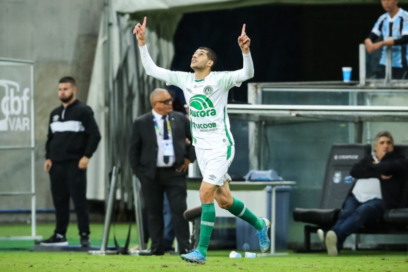 Matheus Bianqui jogador do Chapecoense comemora seu gol durante partida contra o Gr&ecirc;mio no est&aacute;dio Arena do Gr&ecirc;mio – Foto: PEDRO H. TESCH/AGIF