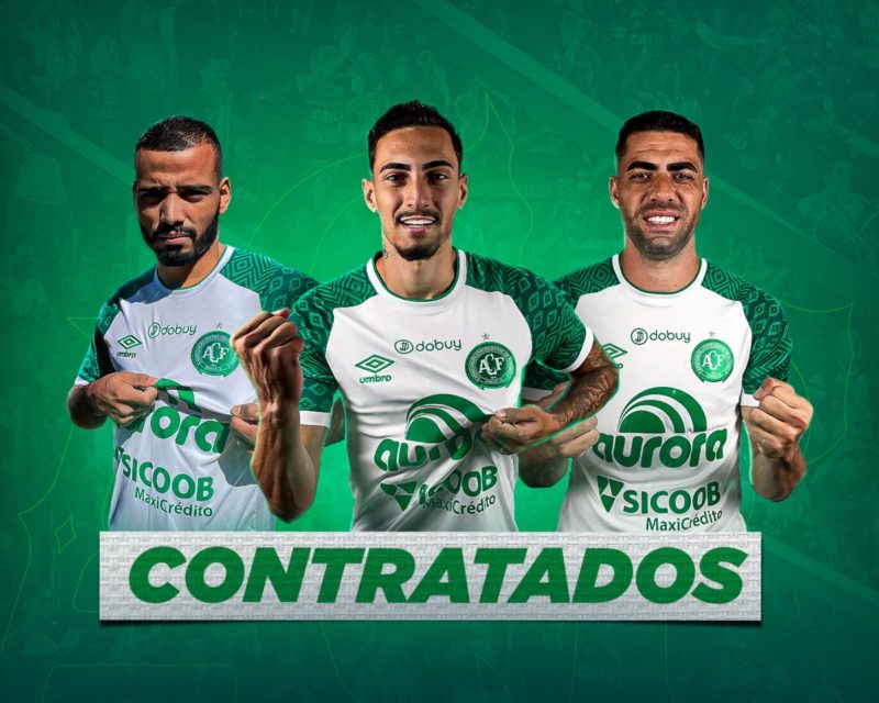 O zagueiro Xand&atilde;o, o meia-atacante Derek e o atacante Luizinho s&atilde;o os novos refor&ccedil;os – Foto: Chapecoense/Divulga&ccedil;&atilde;o?ND