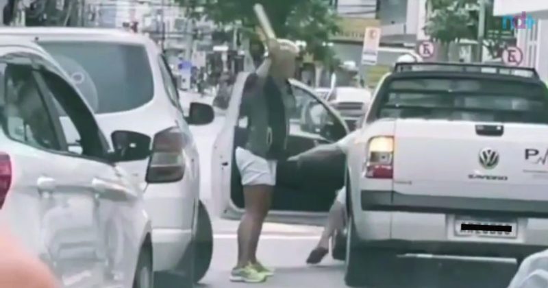 Outros motoristas flagraram a cena, que teria acontecido na &uacute;ltima sexta-feira (8), no cruzamento das avenidas Brasil e Alvin Bauer, no Centro da cidade – Foto: Reprodu&ccedil;&atilde;o/Internet/ND