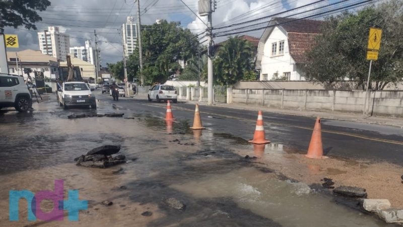 Equipe do Samae se encontra no local para reabastecimento de &aacute;gua – Foto: Daniela Meller/NDTV