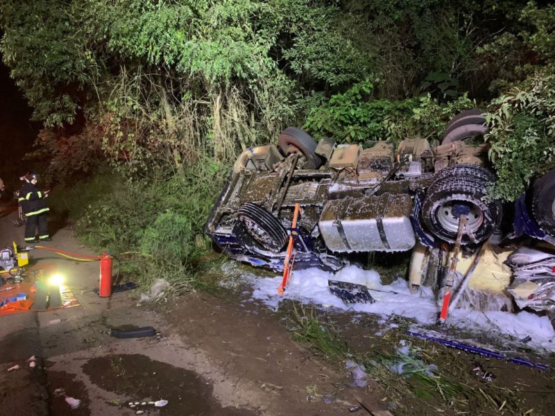 Motorista ficou preso &agrave;s ferragens – Foto: Corpo de Bombeiros/ND