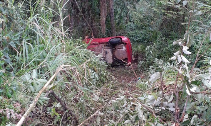 Carro caiu em uma ribanceira de cerca de 20 metros de altura – Foto: Corpo de Bombeiros/ND