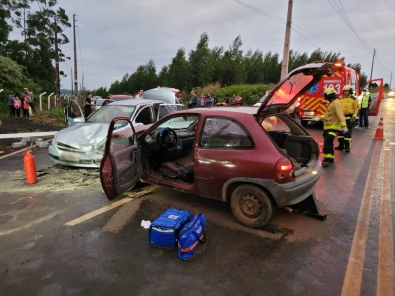Carros bateram de frente – Foto: Corpo de Bombeiros/ND