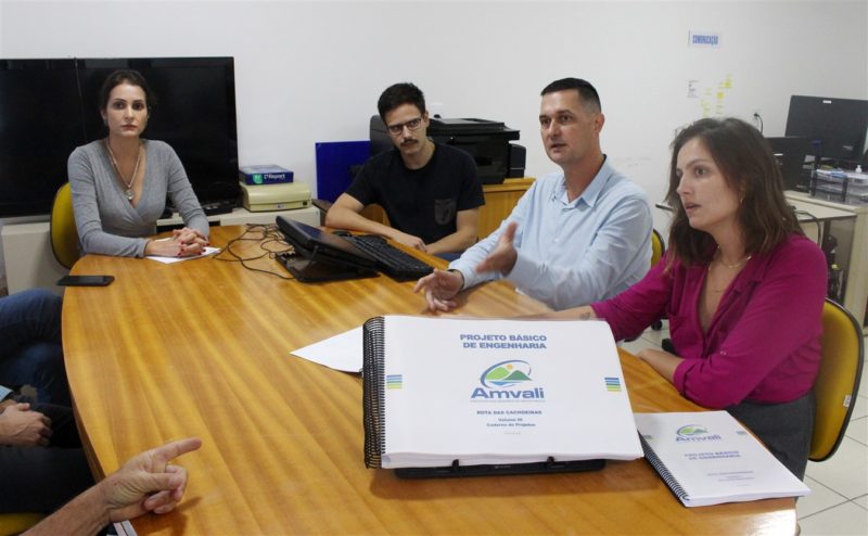 Equipe da Amvali entrega projeto de pavimenta&ccedil;&atilde;o ao prefeito de Corup&aacute; – Foto: Amvali