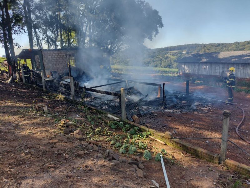 Caso ocorreu no interior de Chapec&oacute; – Foto: Bombeiros/ND