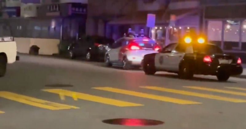 Dois carros da pol&iacute;cia de San Francisco abordam carro aut&ocirc;nomo, ou seja, sem motorista – Foto: Reprodu&ccedil;&atilde;o