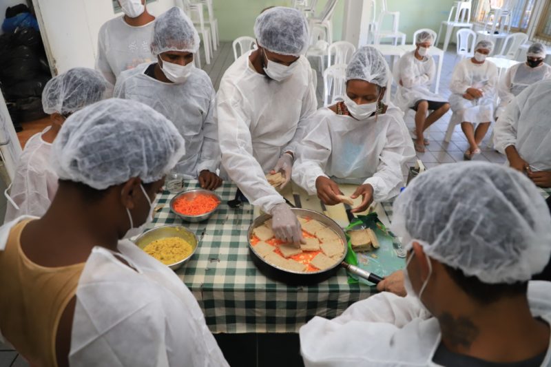 Cursos profissionalizantes são disponibilizados de graça no abrigo da Passarela da Cidadania 