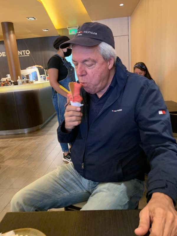 Toninho Ramos estava com seu avi&atilde;o desaparecido. Essas fotos s&atilde;o dele com amigos antes do voo, na Argentina. Foto: Redes sociais