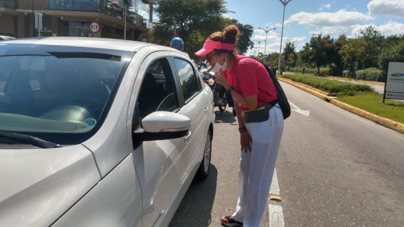 Voluntária durante o pedágio da Rede Feminina 