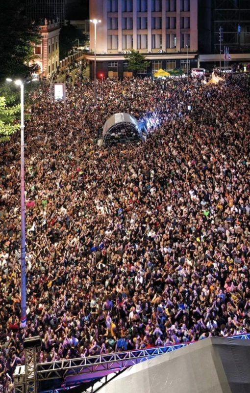 Multid&atilde;o n&atilde;o aguentava mais o distanciamento – Foto: Maratona Cultural