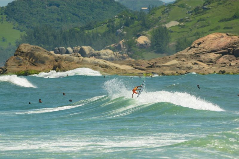 As boas ondas da Praia da Ferrugem, em Garopaba(SC), vão ser palco de abertura do Surfland Brasil apresenta Circuito Surf Talentos Oceano &#8211; Foto: Márcio David