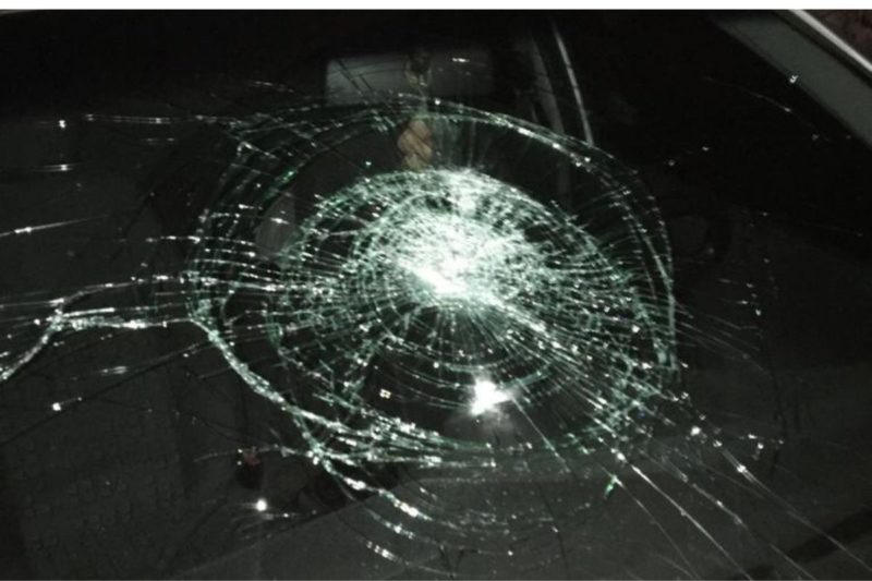 Dois carros foram danificados pela mulher – Foto: PC/Divulga&ccedil;&atilde;o