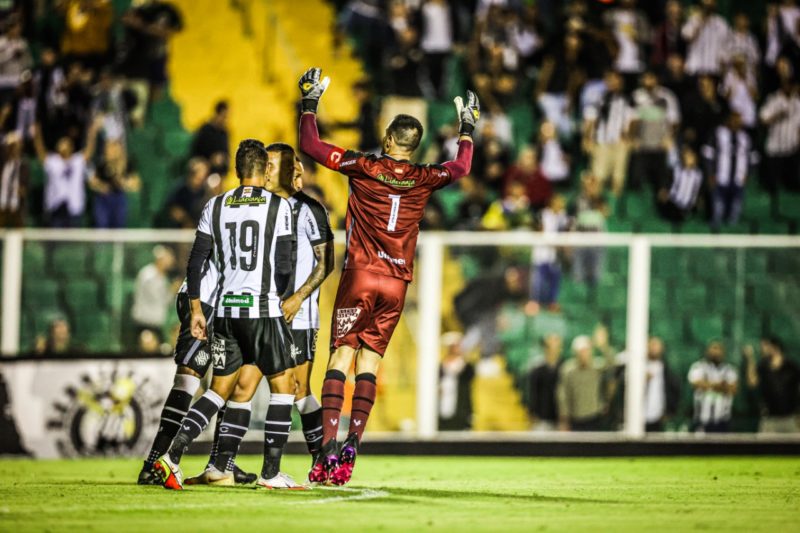 Uma volta em grande estilo do goleiro Wilson diante do seu torcedor – Foto: Cristiano Andujar/AV Assessoria