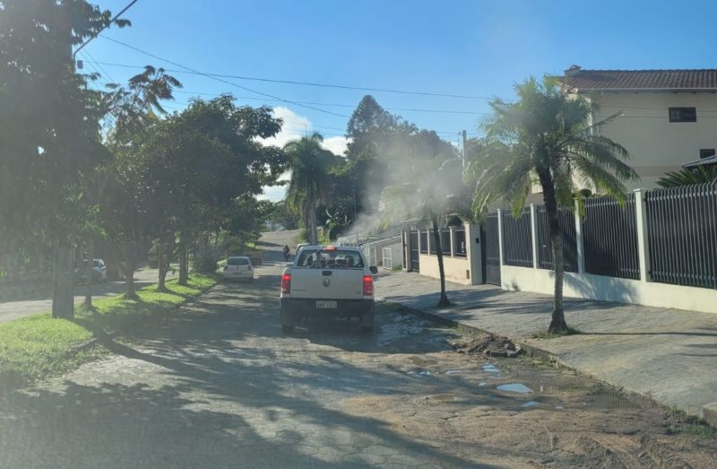 Ein Lastwagen mit Insektiziden, der quer durch die Stadt gebacken wurde, um die Ausbreitung von Mücken einzudämmen – – 8211;  Foto: Rathaus von Brusque / Offenlegung