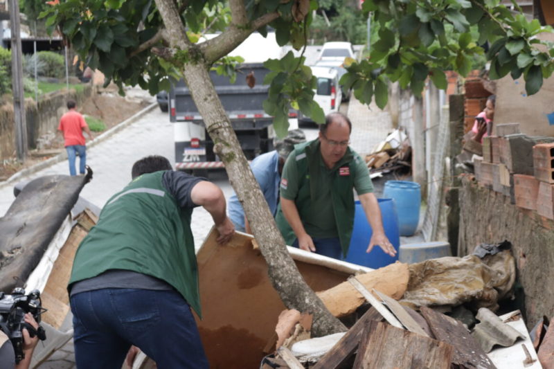 Mais de 40 toneladas de entulho foram recolhidos em cerca de cinco horas de trabalho no bairro Escola Agr&iacute;cola – Foto: Marcelo Martins/Prefeitura de Blumeanu/ND