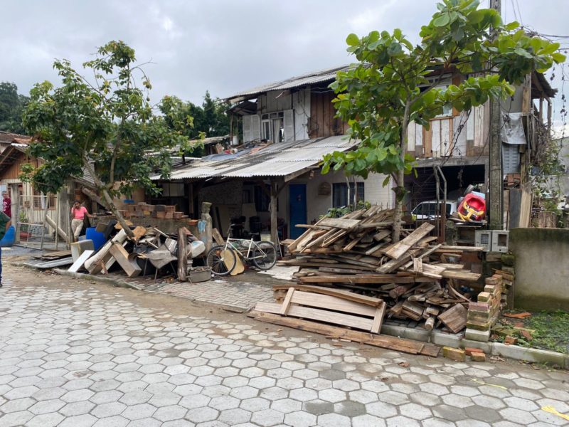 Primeiro mutir&atilde;o de limpeza ocorreu nesta quarta-feira (13) em Blumenau – Foto: Mois&eacute;s Stuker/NDTV