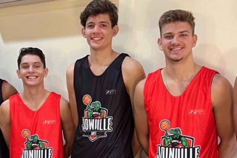Os tr&ecirc;s atletas do Basquete Joinville participam de per&iacute;odo de treinamento com a Sele&ccedil;&atilde;o Catarinense Sub-18 – Foto: Divulga&ccedil;&atilde;o/ND
