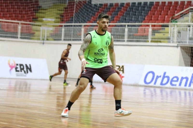 L&eacute;o chegou nesta semana, treinou com o grupo e viaja para Pato Branco, onde o JEC Futsal enfrenta o time da casa – Foto: Juliano Schmidt/JEC Futsal/Divulga&ccedil;&atilde;o/ND
