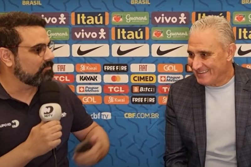 Repórter Diogo Maçaneiro e o técnico Tite à direita