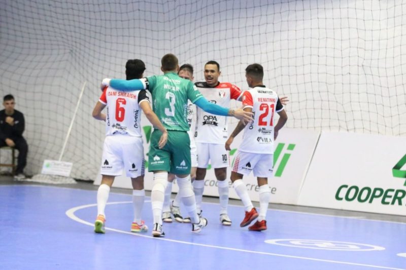 JEC Futsal venceu o Pato fora de casa e assumiu a ponta da tabela na Liga Nacional – Foto: Juliano Schmidt/JEC Futsal/Divulga&ccedil;&atilde;o/ND