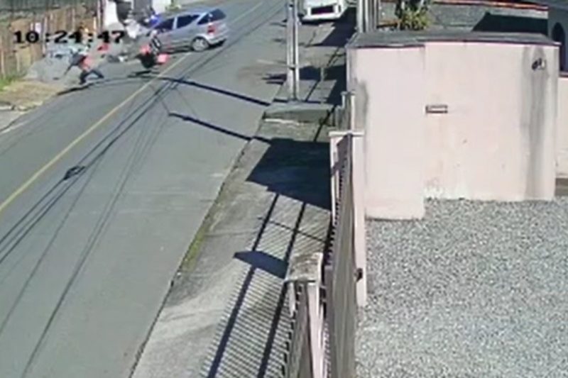 C&acirc;meras flagraram o momento em que motociclista &eacute; arremessado na zona Sul de Joinville – Foto: Reprodu&ccedil;&atilde;o/ND