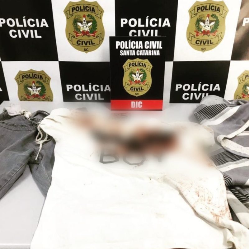 Quando cumpriu o mandado de pris&atilde;o no ano passado, a Pol&iacute;cia Civil recolheu a roupa que o criminoso estava quando matou o mendigo – Foto: Divulga&ccedil;&atilde;o/Pol&iacute;cia Civil/ND