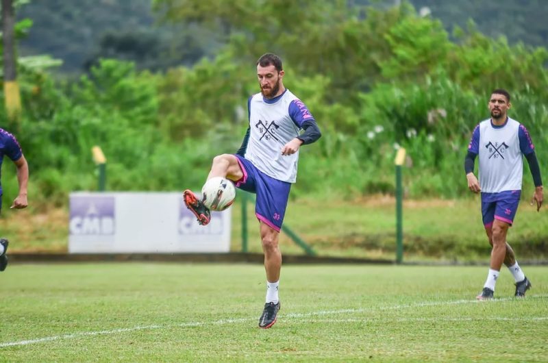 Diego Jardel durante treinamento do Brusque