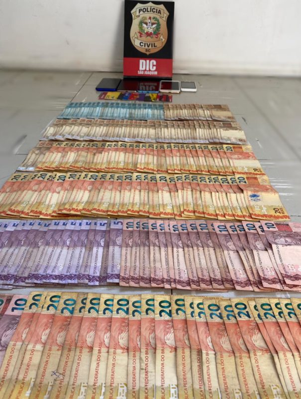 Foi apreendidos R$ 6 mil em dinheiro, cart&otilde;es, documentos e telefones celulares – Foto: PCSC/Divulga&ccedil;&atilde;o/ND