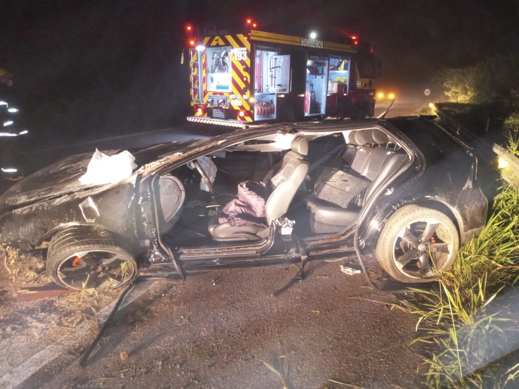 Carro fica completamente destruído em SC - Divulgação/CBM SC/ND