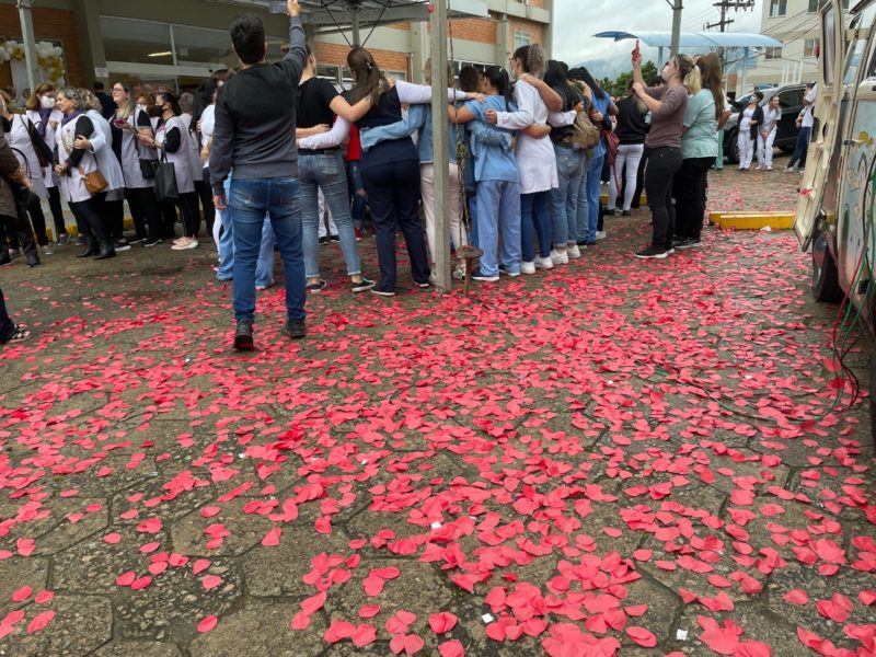 Colaboradores foram homenageados durante evento que marcou o encerramento da ala Covid – Foto: Divulga&ccedil;&atilde;o/Orlando Pereira HRAV/ND