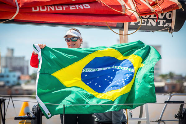 Na chegada a Itajaí em 2018, Carolijn exibiu a bandeira brasileira . &#8211; Foto: Eloi Stichelbaut/ Divulgação/ND