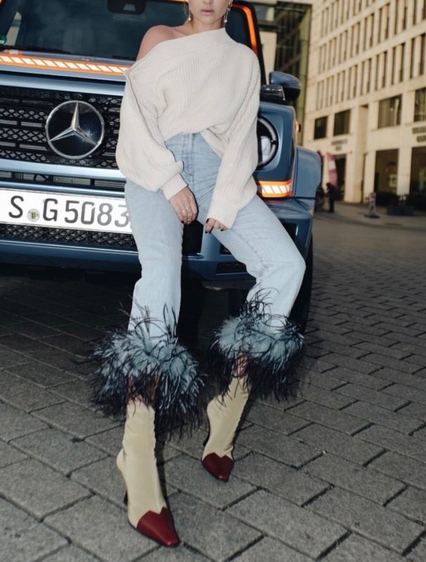 Peças de roupas com plumas elegantes são o BOOM do momento
