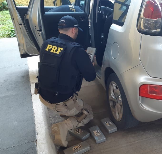 Foto do momento da apreensão da droga