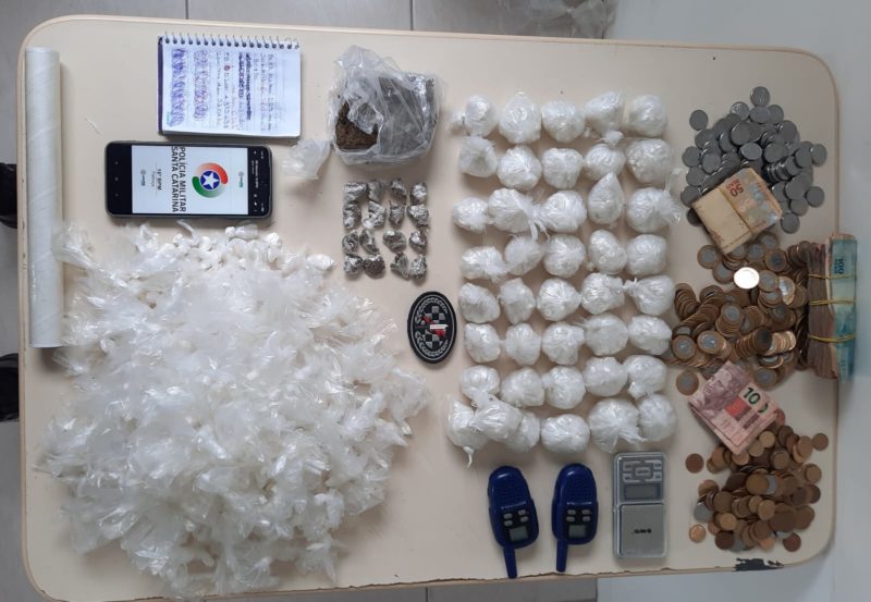 Jovem foi apreendido com mais de mil pedras de crack neste s&aacute;bado em SC – Foto: PMSC/Divulga&ccedil;&atilde;o/ND