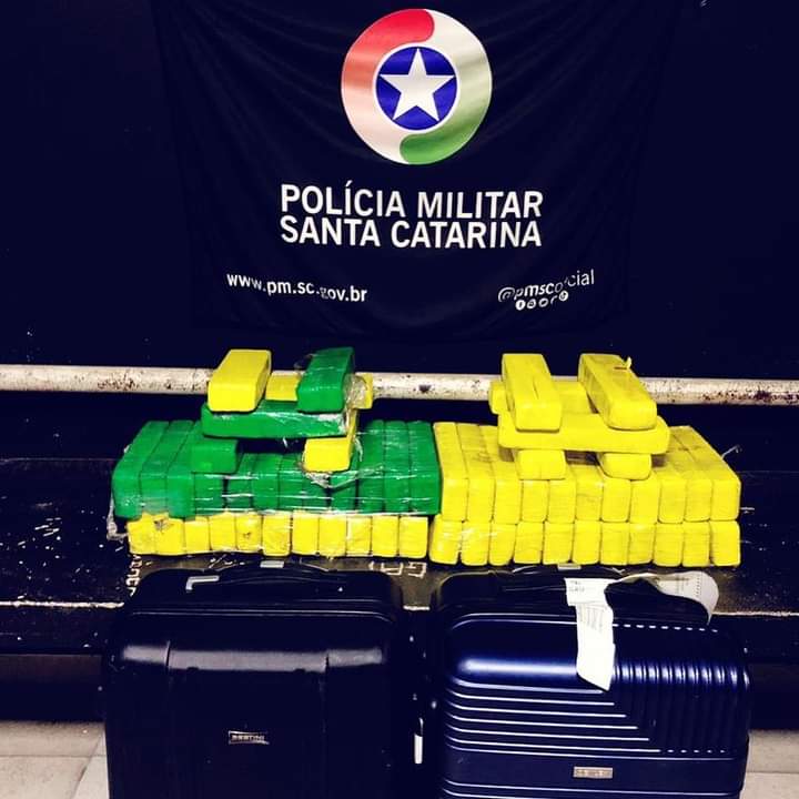 Mulher disse que malas estavam cheias de roupas e eram uma encomenda para outro estado – Foto: Pol&iacute;cia Militar Navegantes/Divulga&ccedil;&atilde;o