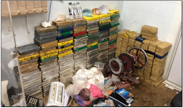 Na primeira fase da opera&ccedil;&atilde;o, policiais identificaram o respons&aacute;vel pela mat&eacute;ria prima para produ&ccedil;&atilde;o de drogas sint&eacute;ticas em SC – Foto: Pol&iacute;cia Civil SC/Divulga&ccedil;&atilde;o