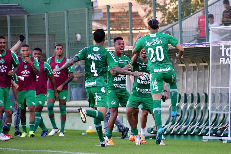 Derek estreou neste s&aacute;bado (9) e deixou boa impress&atilde;o ao torcedor da Chape – Foto: Julia Galv&atilde;o/Chapecoense/ND